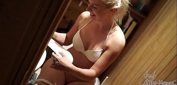  late night hot tub double blowjob and peeing and cum sharing real beauties